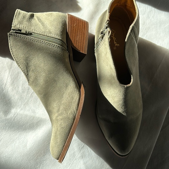Boots Booties Neutral Gray Tan Soft Faux Suede Slip On Shoes Side Zip Size 8 - Picture 3 of 10